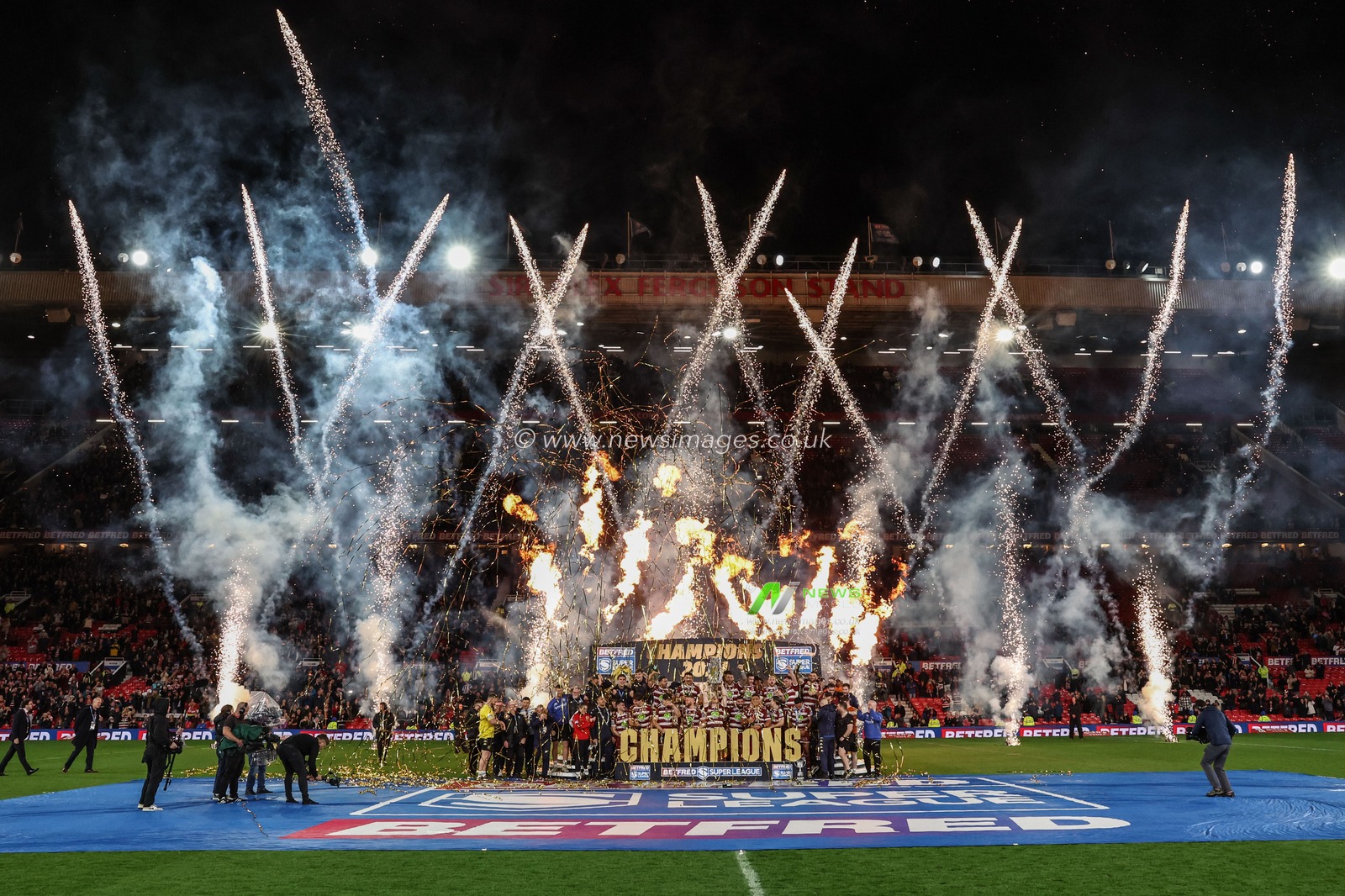 Wigan Warriors lift the Betfred Super League Grand Final trophy during the Betfred Super League Grand Final match Wigan Warriors vs Hull KR at Old Trafford, Manchester, United Kingdom, 12th October 2024

(Photo by Mark Cosgrove/News Images)