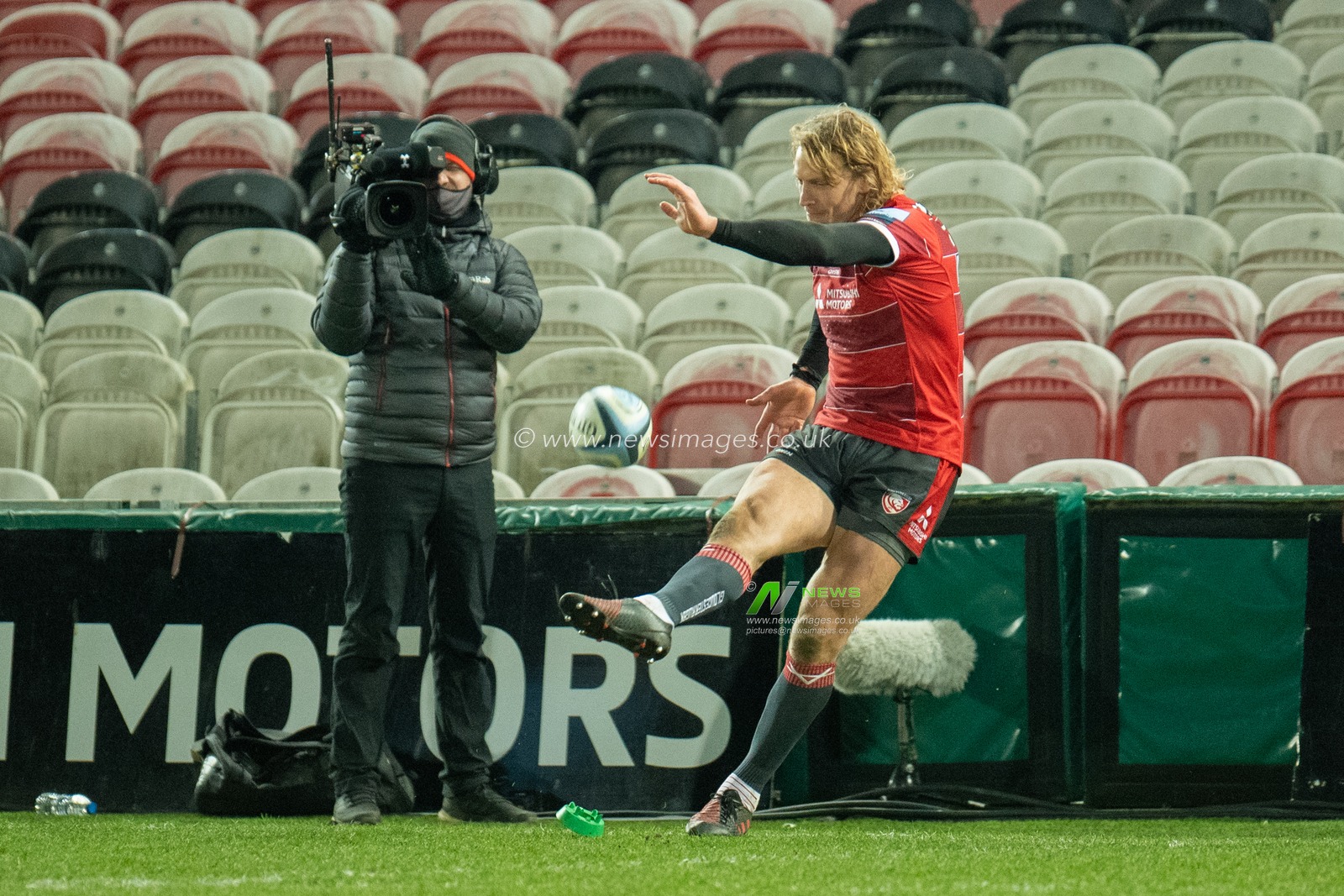 BILLY TWELVETREES #10 of Gloucester Rugby kicks the conversion chance to take Gloucester to 17 points