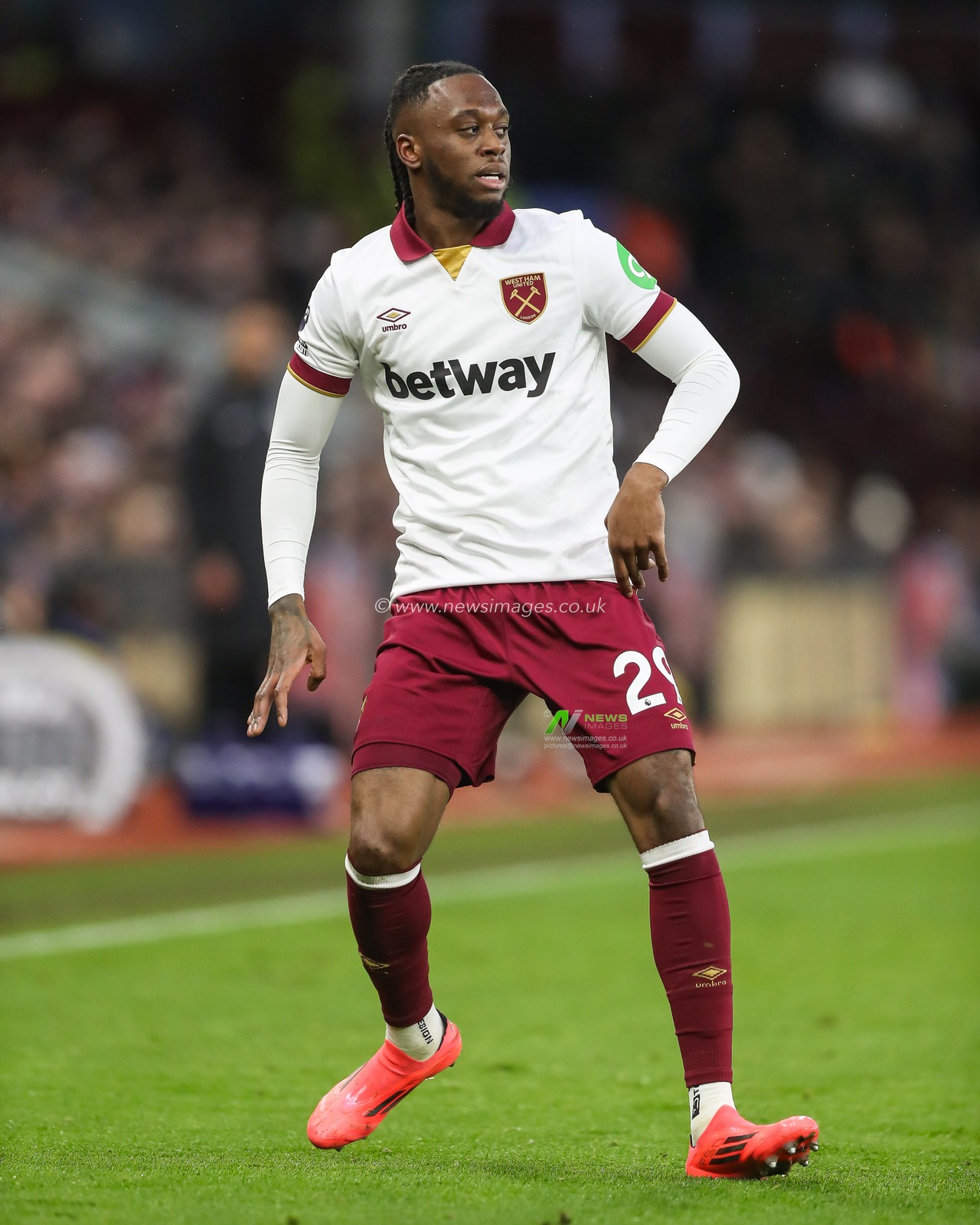 Aaron Wan-Bissaka of West Ham United during the Premier League match Aston Villa vs West Ham United at Villa Park, Birmingham, United Kingdom, 26th January 2025

(Photo by Gareth Evans/News Images)
