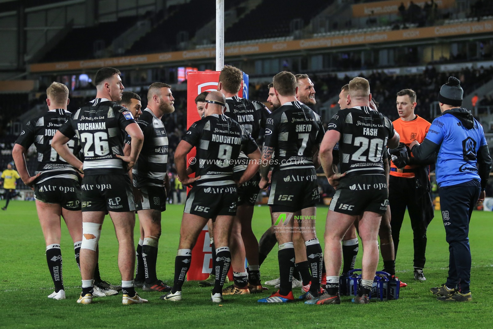12th March 2020, KCOM Stadium, Hull, England; Betfred Super League, Hull FC v Warrington Wolves : a beaten Hull FC team stand behind the goal posts