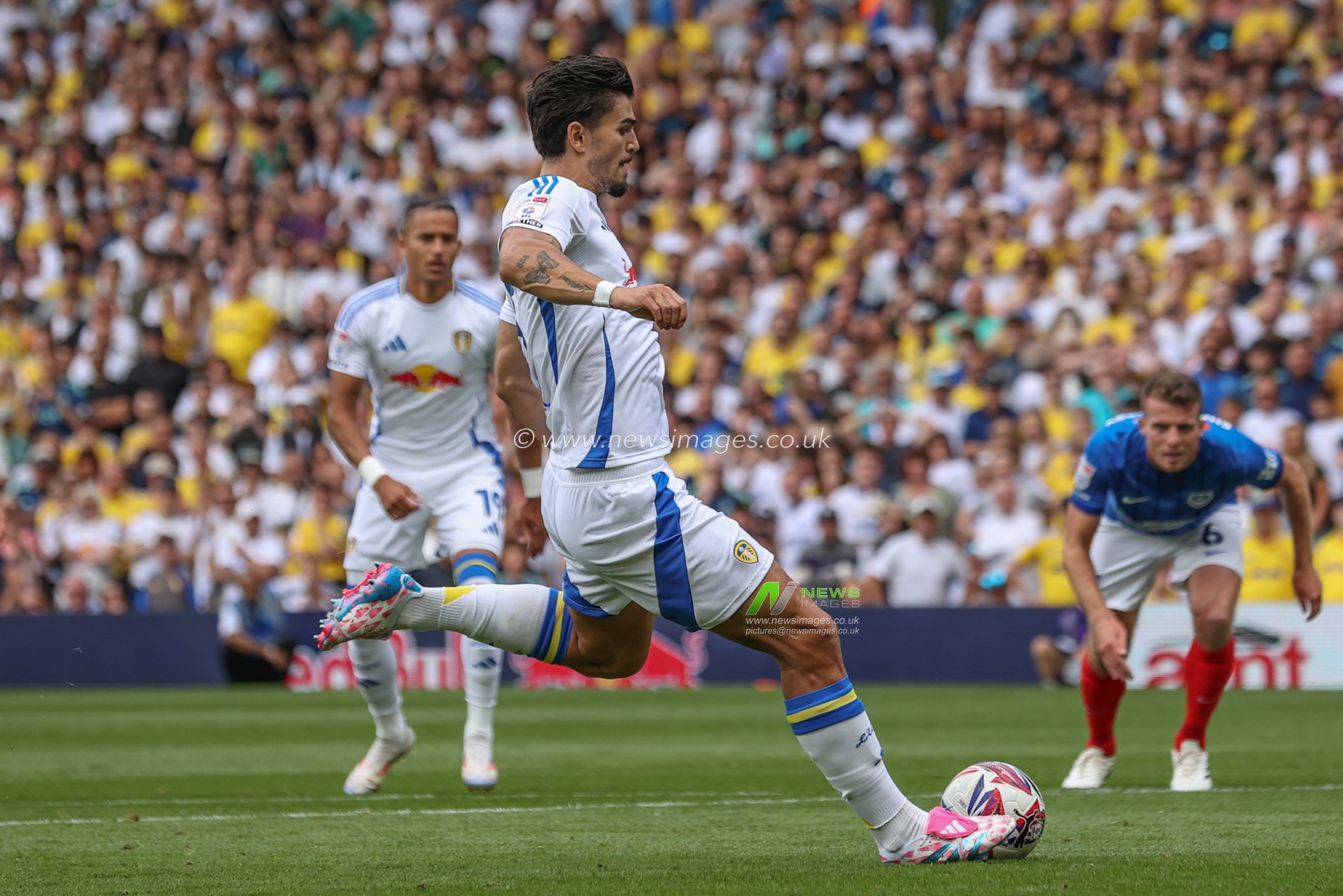 Pascal Struijk of Leeds United scores a penalty to make it 1-0 during the Sky Bet Championship match Leeds United vs Portsmouth at Elland Road, Leeds, United Kingdom, 10th August 2024

(Photo by Mark Cosgrove/News Images)