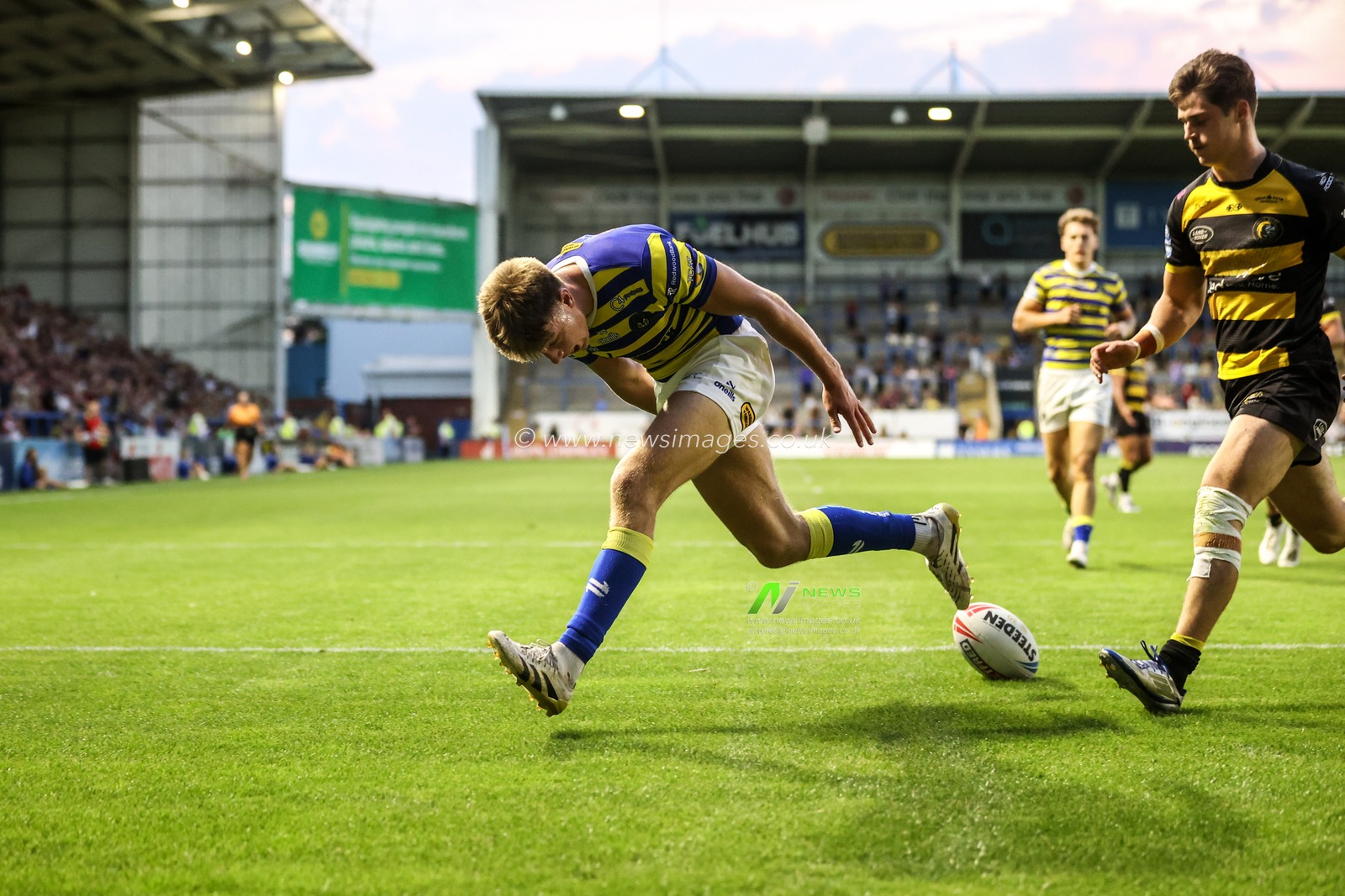 Ewan Irwin of Warrington Wolves goes over for a try during the Betfred Super League round 23 match Warrington Wolves vs York Knights at The Halliwell Jones Stadium, Warrington, United Kingdom on 13 August 2026

(Photo by Alfie Cosgrove/News Images)