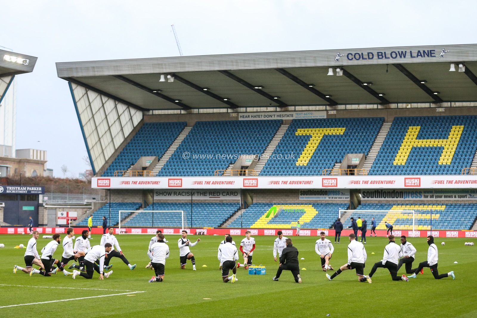 Sheffield United players warm up during the Emirates FA Cup Third Round match Millwall vs Sheffield United at The Den, London, United Kingdom, 7th January 2023

(Photo by Arron Gent/News Images)