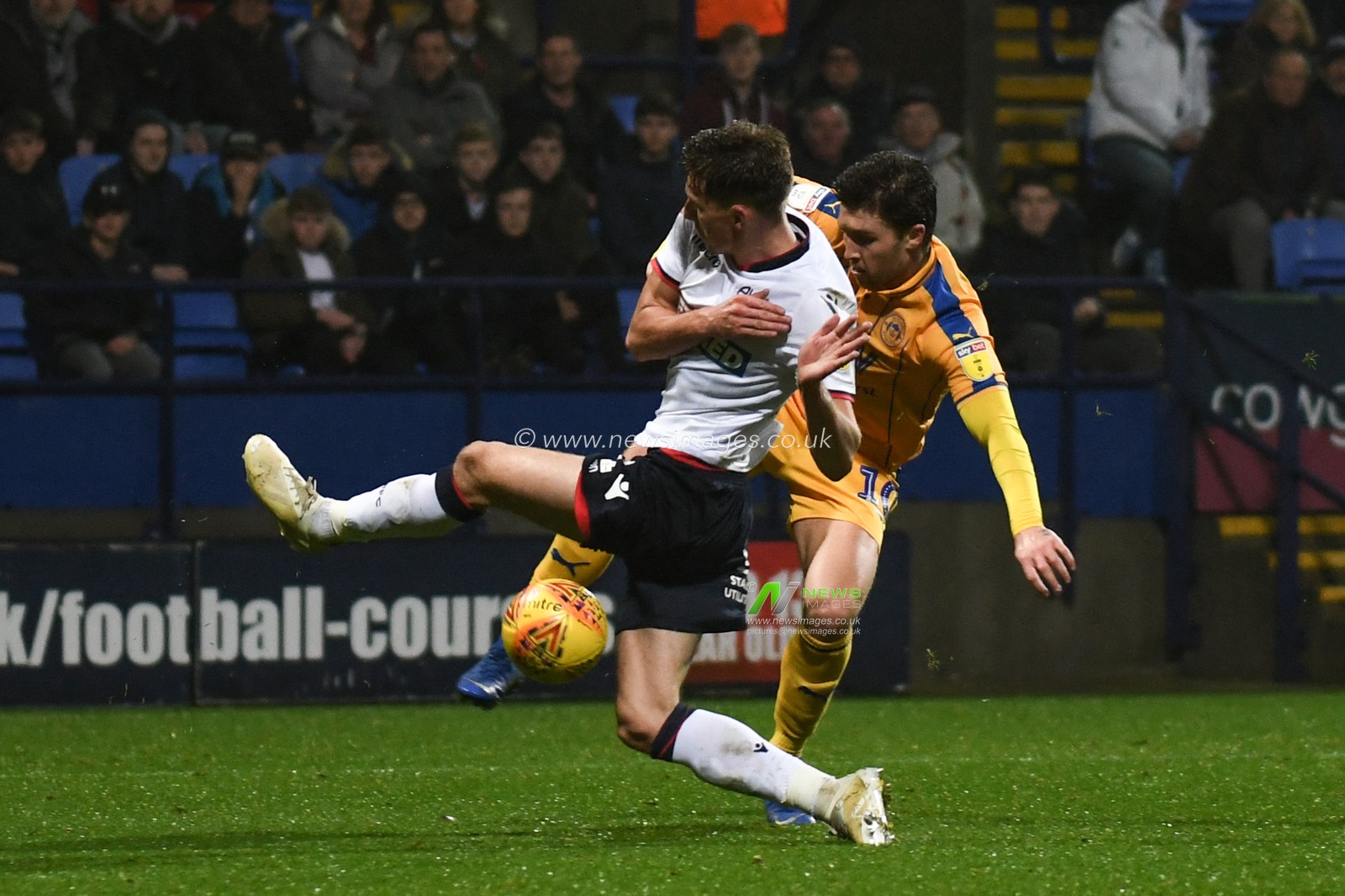 1st December 2018, University of Bolton Stadium, Bolton, England; Sky Bet Championship, Bolton v Wigan ; Joe Williams of Bolton Wanderers puts the bloke in on Josh Windass's shot of Wigan Athletic  


Credit: Richard Long/News Images

English Football League images are subject to DataCo Licence