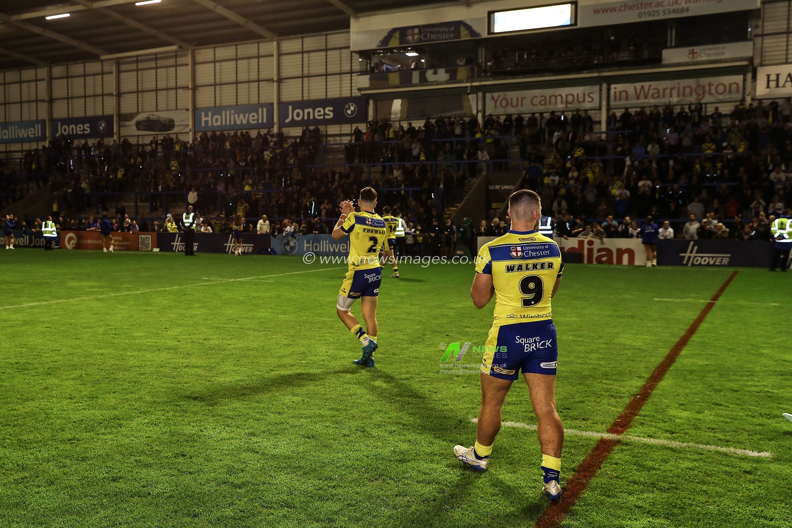 Danny Walker of Warrington Wolves applauds the home fans after the Betfred Super League Round 9 match Warrington Wolves vs St Helens at Halliwell Jones Stadium, Warrington, United Kingdom, 24th April 2025

(Photo by Gareth Evans/News Images)