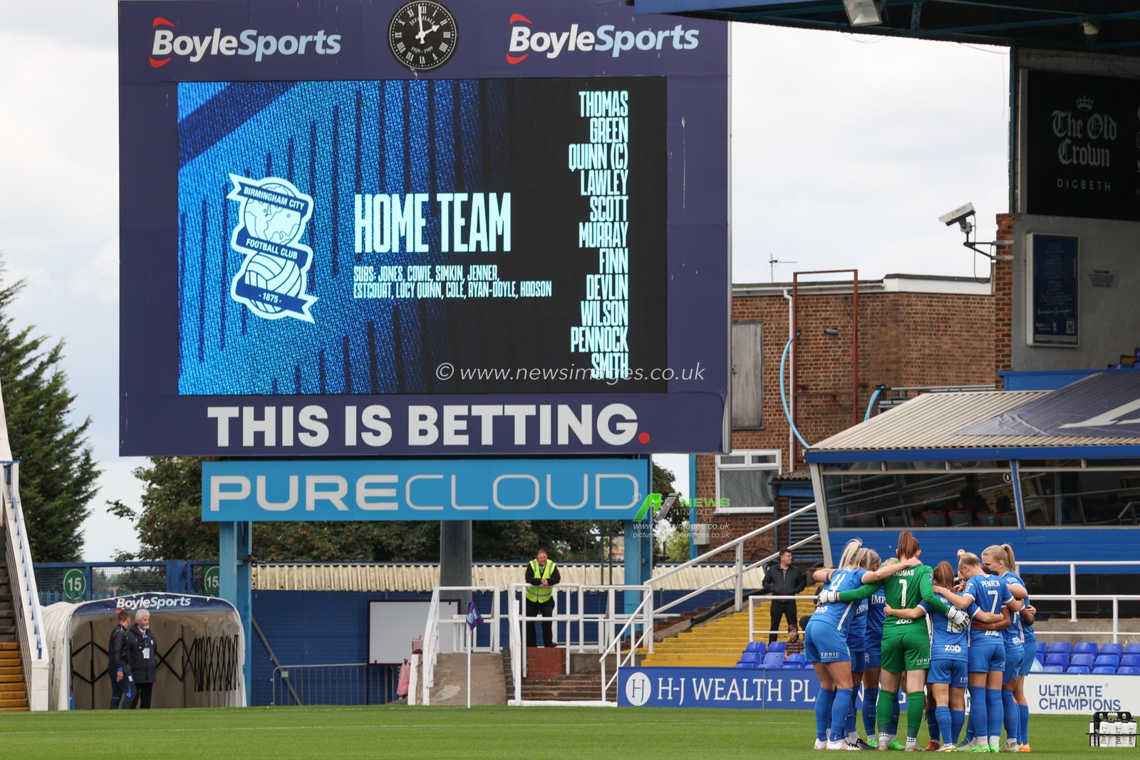 Birmingham City huddle during the The Fa Women's Super League match Birmingham City Women vs Coventry United Women at St Andrews, Birmingham, United Kingdom, 25th September 2022

(Photo by Simon Bissett/News Images)