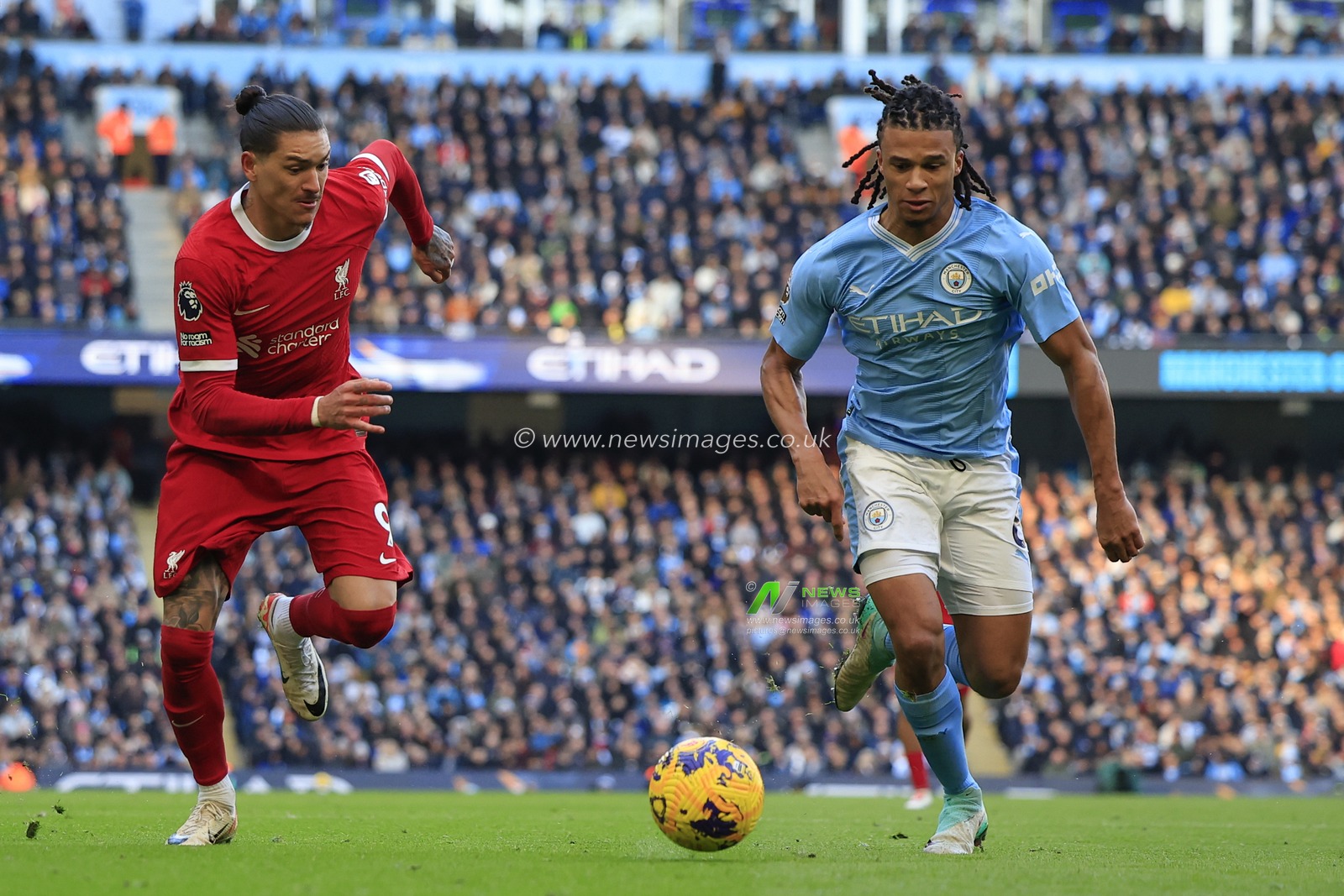 Darwin Nunez #9 of Liverpool runs with Nathan Ake #6 of Manchester City during the Premier League match Manchester City vs Liverpool at Etihad Stadium, Manchester, United Kingdom, 25th November 2023

(Photo by Conor Molloy/News Images)