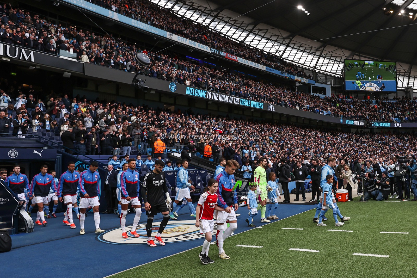 Teams come out ahead of the Premier League match Manchester City vs Arsenal at Etihad Stadium, Manchester, United Kingdom, 31st March 2024

(Photo by Mark Cosgrove/News Images)