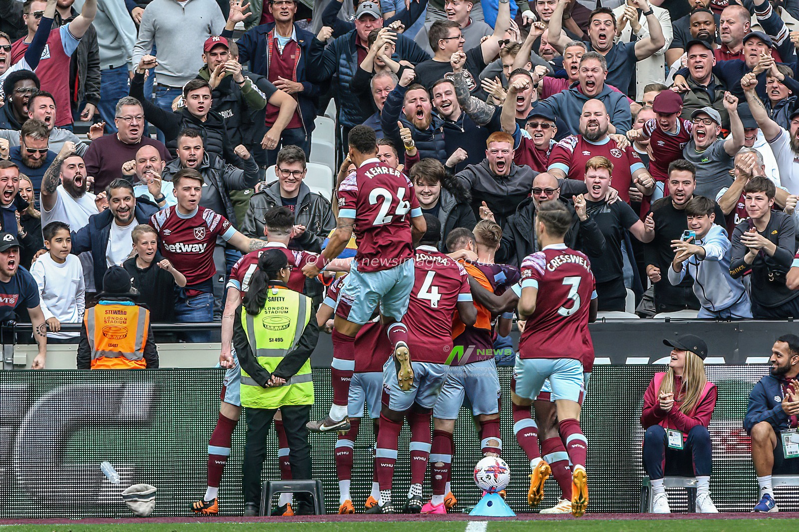 Jarrod Bowen #20 of West Ham United celebrates his goal to make it 2-2 with the fans during the Premier League match West Ham United vs Arsenal at London Stadium, London, United Kingdom, 16th April 2023

(Photo by Arron Gent/News Images)