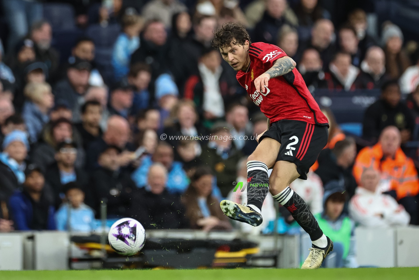 Victor LindelÃ¶f of Manchester United passes the ball during the Premier League match Manchester City vs Manchester United at Etihad Stadium, Manchester, United Kingdom, 3rd March 2024

(Photo by Mark Cosgrove/News Images)