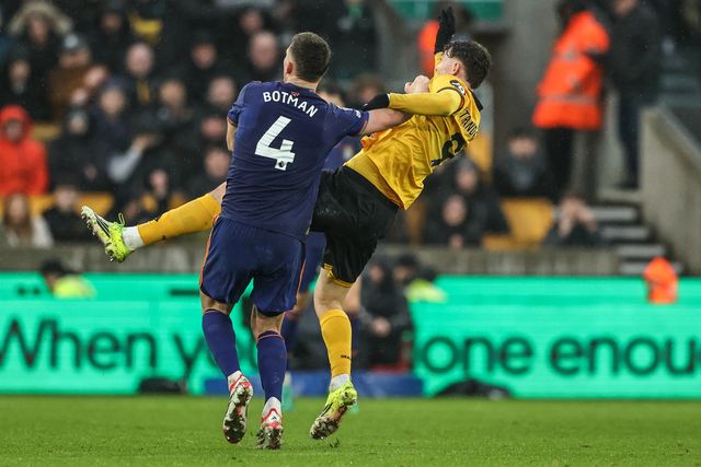 Jorgen Strand Larsen of Wolverhampton Wanderers is pushed down by Sven Botman of Newcastle United, no foul is given during the Premier League match Wolverhampton Wanderers vs Newcastle United at Molineux, Wolverhampton, United Kingdom, 18th January 2026

(Photo by Alfie Cosgrove/News Images)
