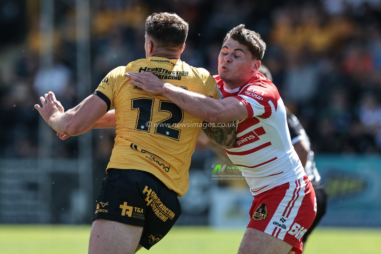 Alex Mellor of Castleford Tigers is tackled by Jack Welsby of St Helens R.F.C. during the Betfred Super League round 12 match Castleford Tigers vs St Helens at OneBore Stadium, Castleford, Untied Kingdom on 23 May 2026

(Photo by Mark Cosgrove/News Images)