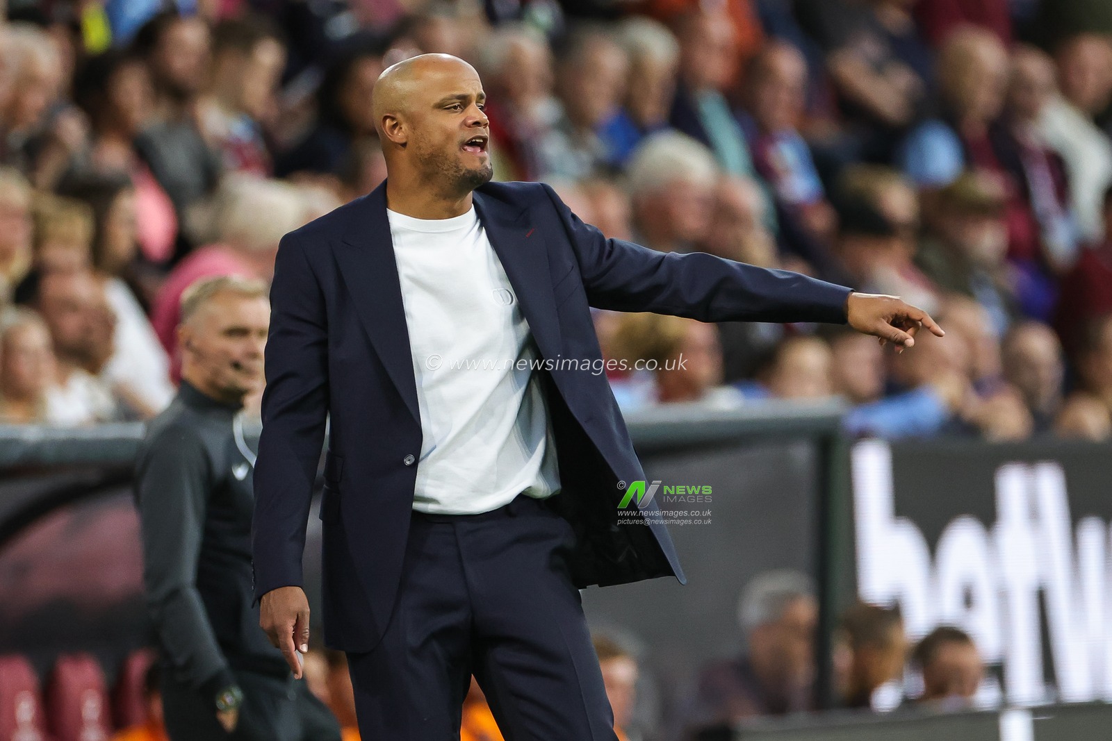 Vincent Kompany Manager of Burnley gives his team instructions during the Premier League match Burnley vs Manchester City at Turf Moor, Burnley, United Kingdom, 11th August 2023

(Photo by Mark Cosgrove/News Images)