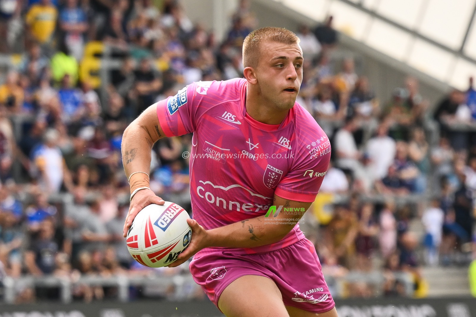 Mikey Lewis of Hull KR makes a break during the Betfred Super League Round 18 match Leeds Rhinos vs Hull KR at Headingley Stadium, Leeds, United Kingdom, 20th July 2024

(Photo by Craig Thomas/News Images)