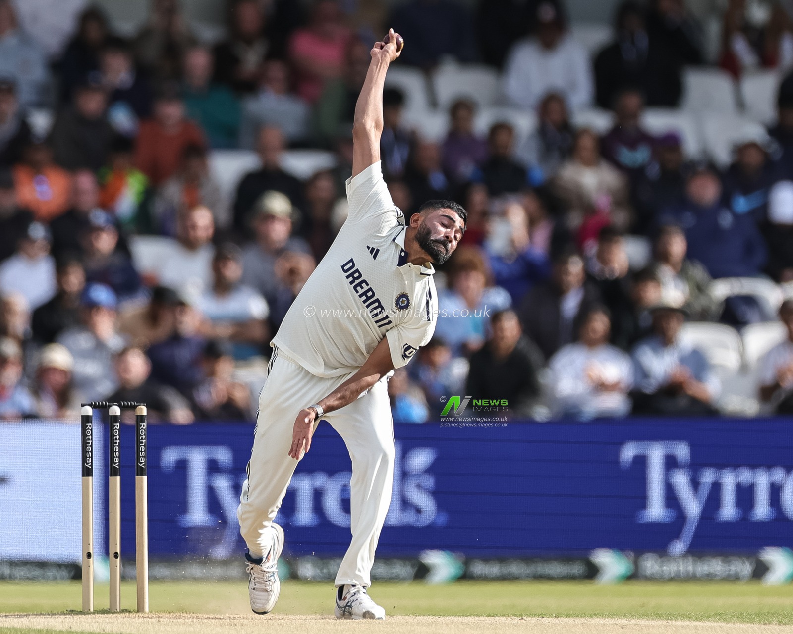 Mohammad Siraj of India delivers the ball during the 1st Rothesay Test Day 4 Match England v India at Headingley Cricket Ground, Leeds, United Kingdom, 23rd June 2025

(Photo by Mark Cosgrove/News Images)