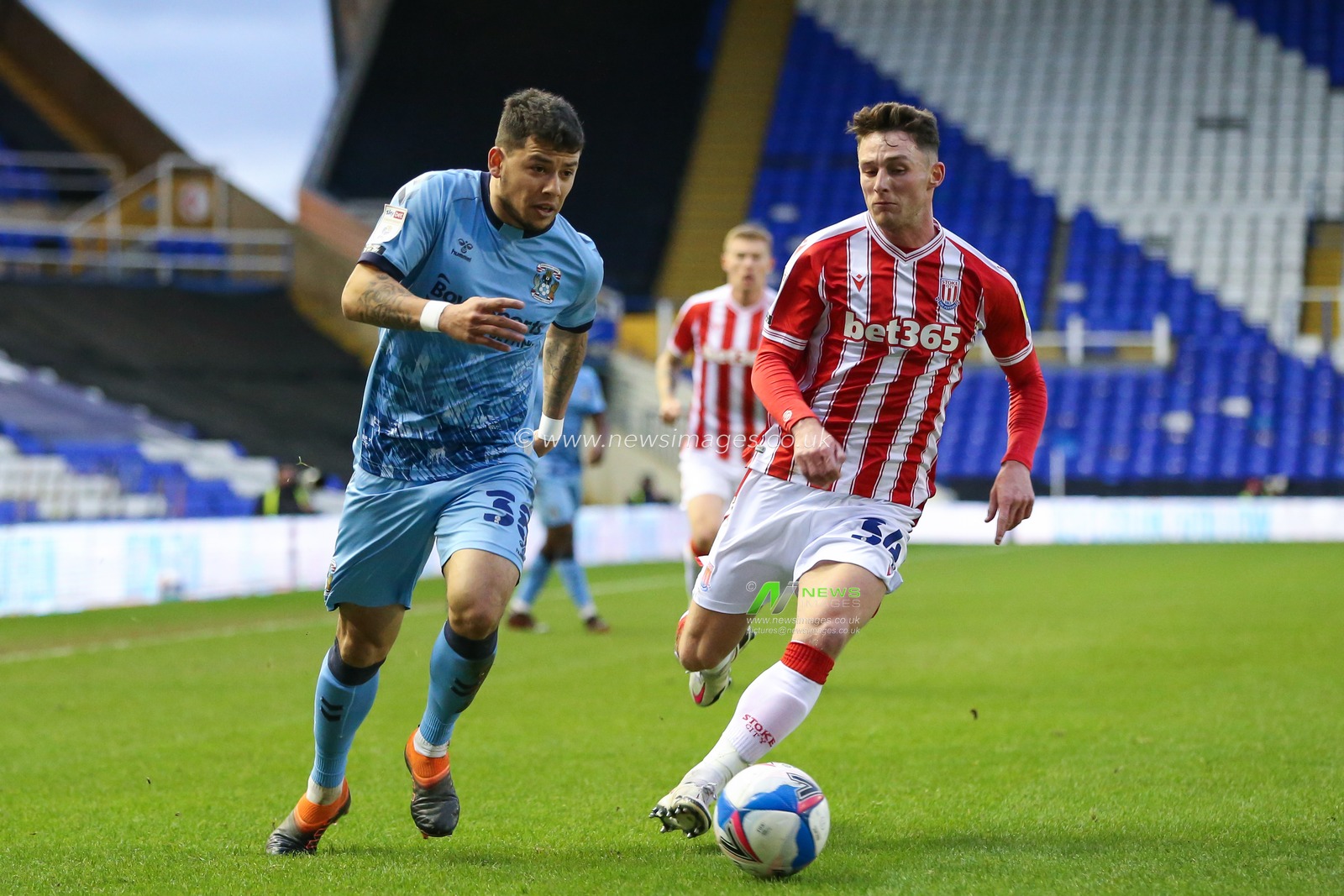 Gustavo Hamer #38 of Coventry City dribbles the ball whilst under pressure from Jordan Thompson #34 of Stoke City