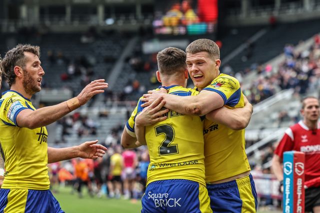 Jake Thewlis of Warrington Wolves celebrates his try during the Betfred Magic Weekend 2025 match Wigan Warriors vs Warrington Wolves at St. James's Park, Newcastle, United Kingdom, 4th May 2025

(Photo by Mark Cosgrove/News Images)