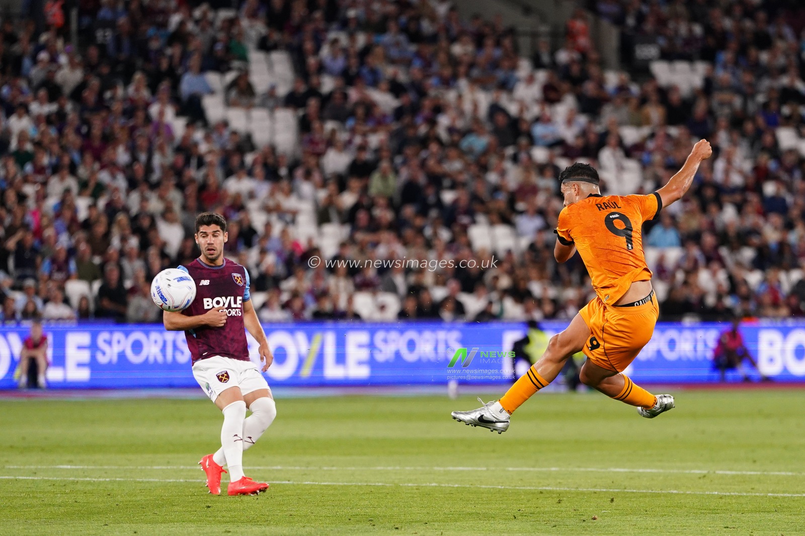 Raul Jimenez of Wolverhampton Wanderers has a shot attempt during the Sky Bet Championship match West Ham United vs Wolverhampton Wanderers at London Stadium, London, United Kingdom on 01 September 2026

(Photo by Harvey Murphy/News Images)