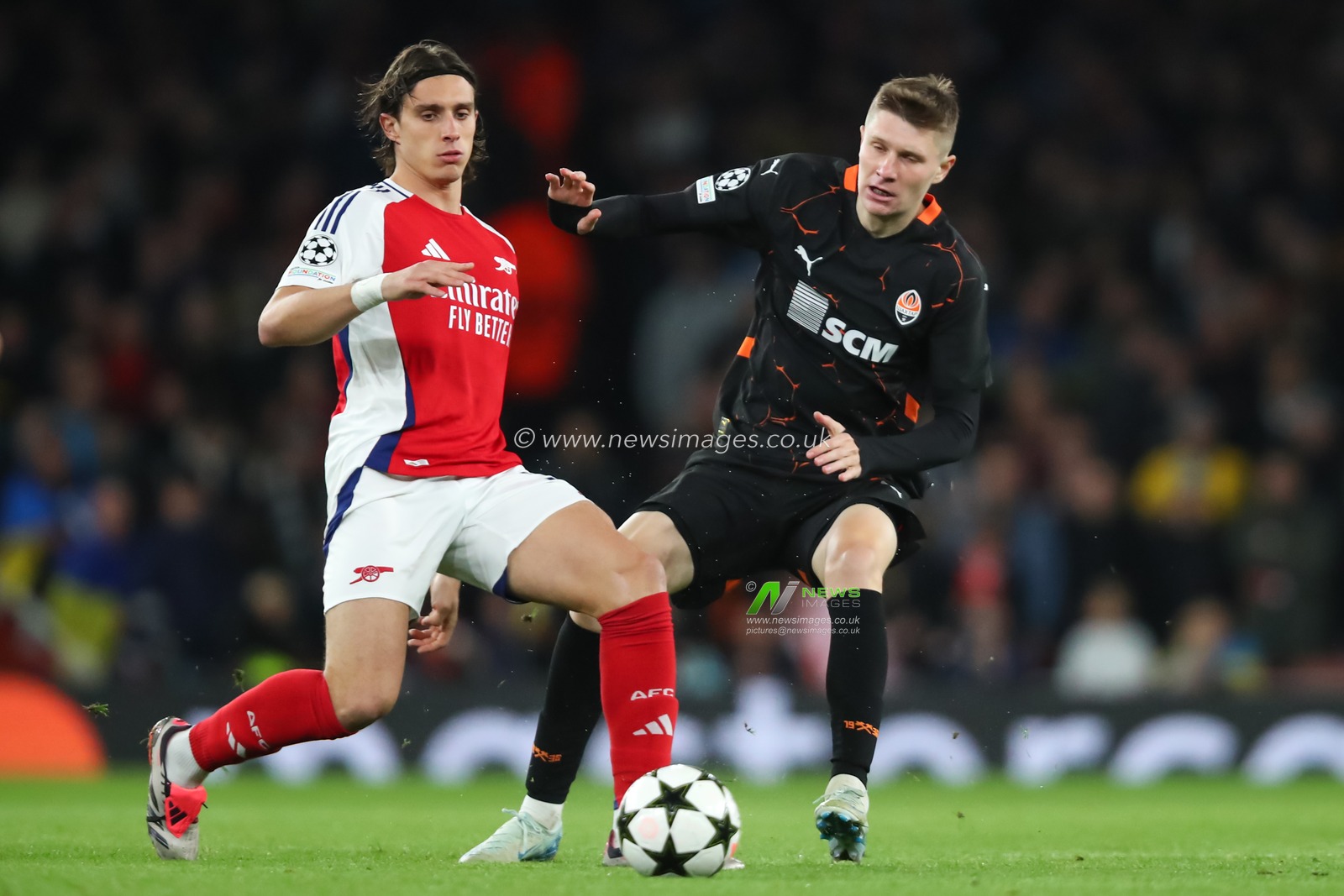 Riccardo Calafiori of Arsenal holds off Artem Bondarenko of Shakhtar Donetsk during the UEFA Champions League, League Stage Arsenal vs FC Shakhtar Donetsk at Emirates Stadium, London, United Kingdom, 22nd October 2024

(Photo by Izzy Poles/News Images)