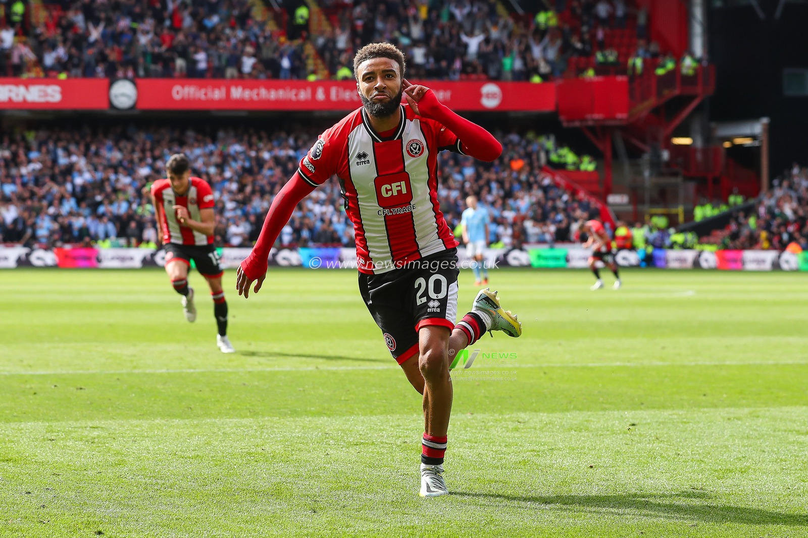 Jayden Bogle #20 of Sheffield United celebrates his goal to make it  1-1 during the Premier League match Sheffield United vs Manchester City at Bramall Lane, Sheffield, United Kingdom, 27th August 2023

(Photo by Gareth Evans/News Images)
