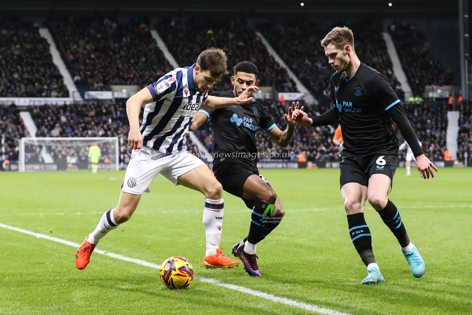 Jayson Molumby of West Bromwich Albion goes forward with the ball during the Sky Bet Championship match West Bromwich Albion vs Preston North End at The Hawthorns, West Bromwich, United Kingdom, 1st January 2025

(Photo by Gareth Evans/News Images)