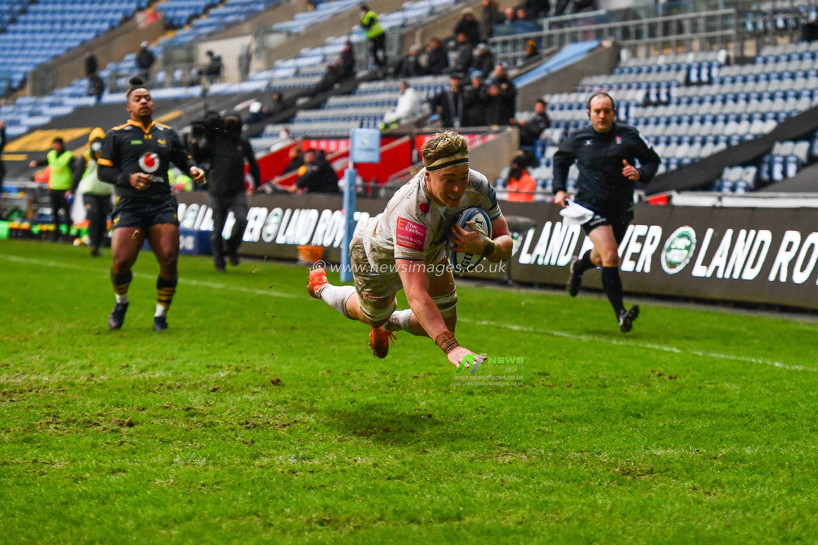 cof Exeter Chiefs goes over for a try