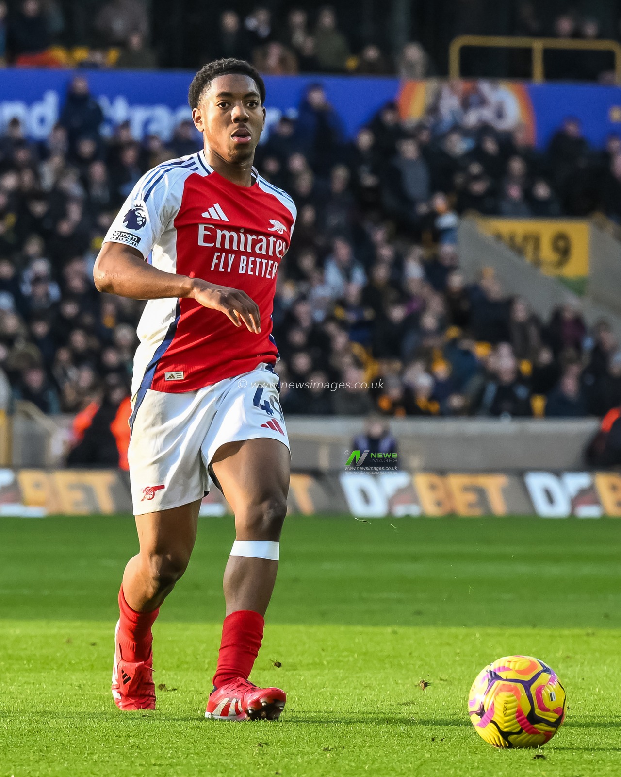 Myles Lewis-Skelly of Arsenal passes the ball during the Premier League match Wolverhampton Wanderers vs Arsenal at Molineux, Wolverhampton, United Kingdom, 25th January 2025

(Photo by Craig Thomas/News Images)