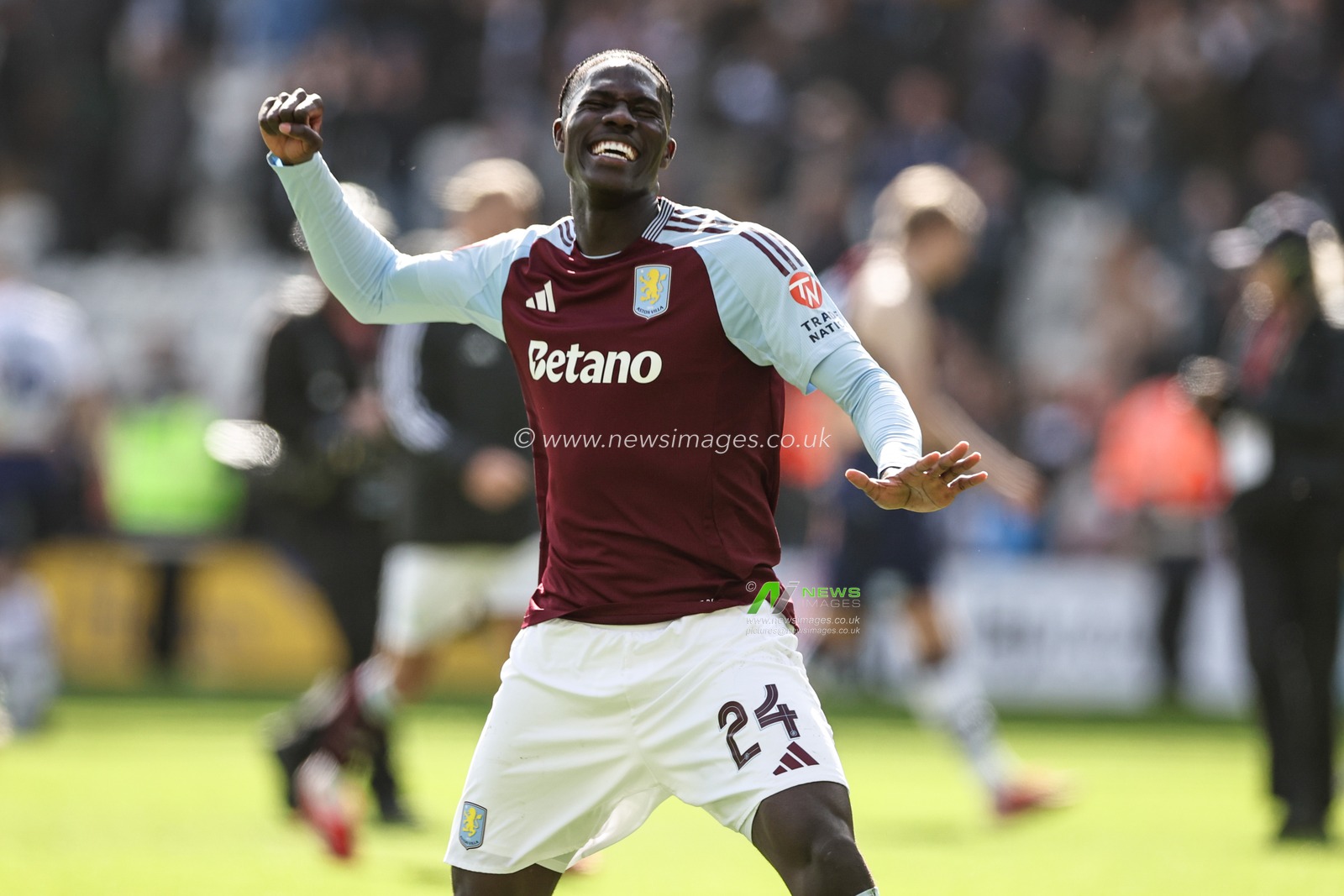 Amadou Onana of Aston Villa celebrates the 0-3 win with the fans during the Emirates FA Cup Quarter-finals match Preston North End vs Aston Villa at Deepdale, Preston, United Kingdom, 30th March 2025

(Photo by Mark Cosgrove/News Images)