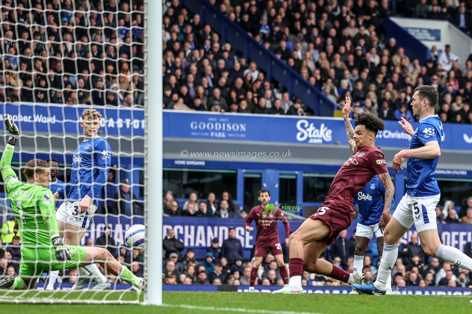 Nico O'Reilly of Manchester City scores to make it 0-1 during the Premier League match Everton vs Manchester City at Goodison Park, Liverpool, United Kingdom, 19th April 2025

(Photo by Mark Cosgrove/News Images)