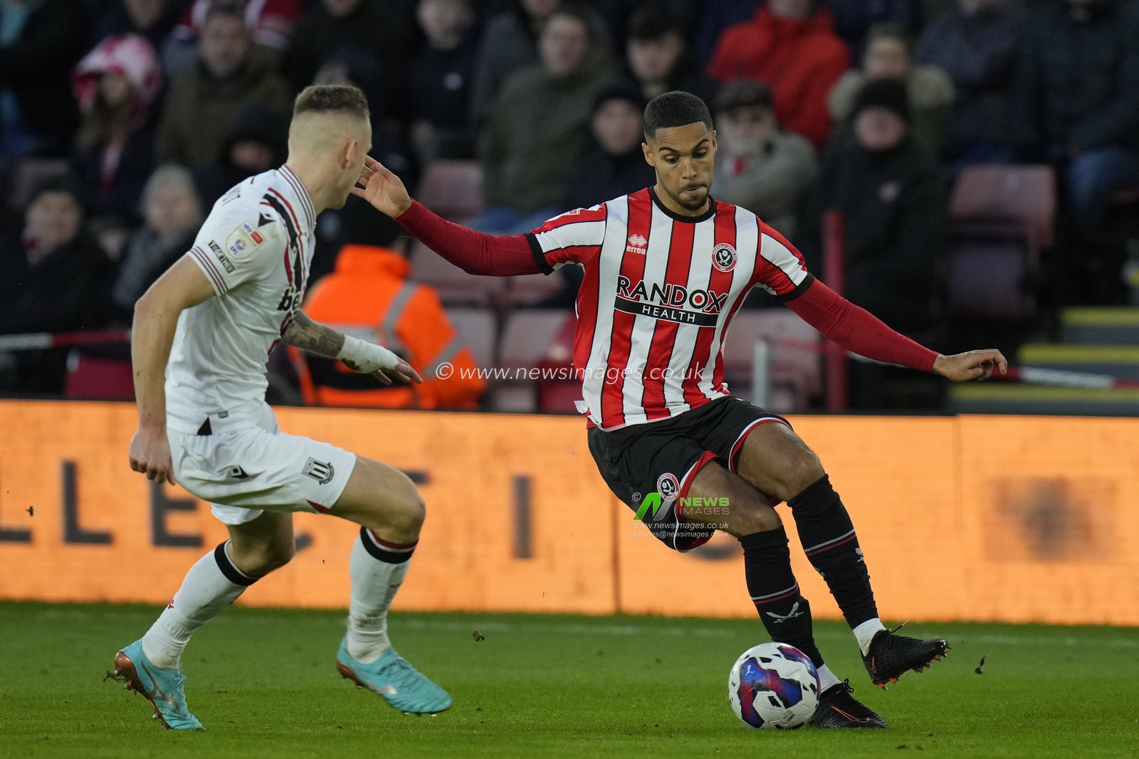 Max Lowe #13 of Sheffield United runs at Ben Wilmot #16 of Stoke City during the Sky Bet Championship match Sheffield United vs Stoke City at Bramall Lane, Sheffield, United Kingdom, 14th January 2023

(Photo by Steve Flynn/News Images)
