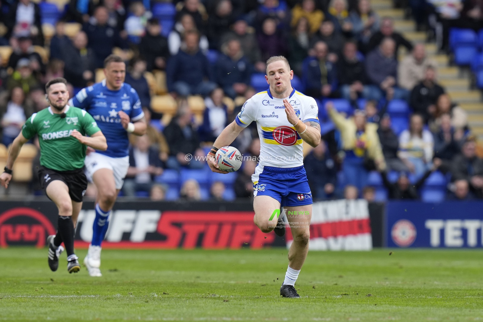 Matt Dufty #1 of Warrington Wolves makes a break to score a try during the Betfred Super League Round 7 match Warrington Wolves vs Hull FC at Halliwell Jones Stadium, Warrington, United Kingdom, 1st April 2023

(Photo by Steve Flynn/News Images)