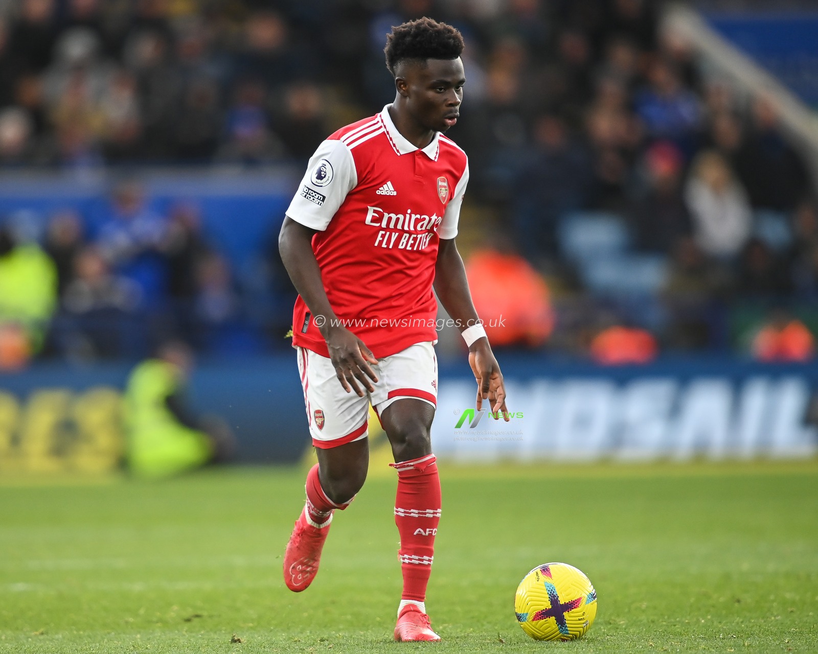 Bukayo Saka #7 of Arsenal makes a break with the ball during the Premier League match Leicester City vs Arsenal at King Power Stadium, Leicester, United Kingdom, 25th February 2023

(Photo by Craig Thomas/News Images)