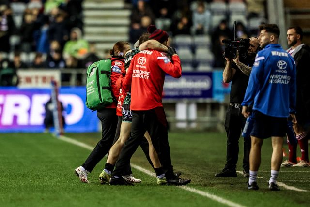 Matt Davis of Leigh Leopards leaves the field of play due to injury during the Betfred Super League match Wigan Warriors vs Leigh Leopards at The Brick Community Stadium, Wigan, United Kingdom on 26 February 2026

(Photo by Alfie Cosgrove/News Images)