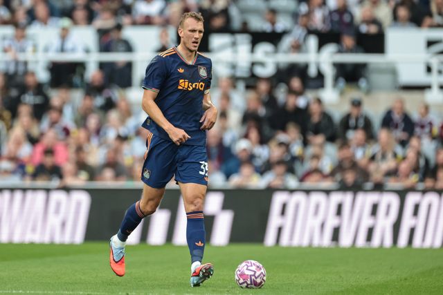 Dan Burn of Newcastle Untied with the ball during the Pre-season friendly Newcastle United vs Espanyol at St. James's Park, Newcastle, United Kingdom, 8th August 2025

(Photo by Mark Cosgrove/News Images)