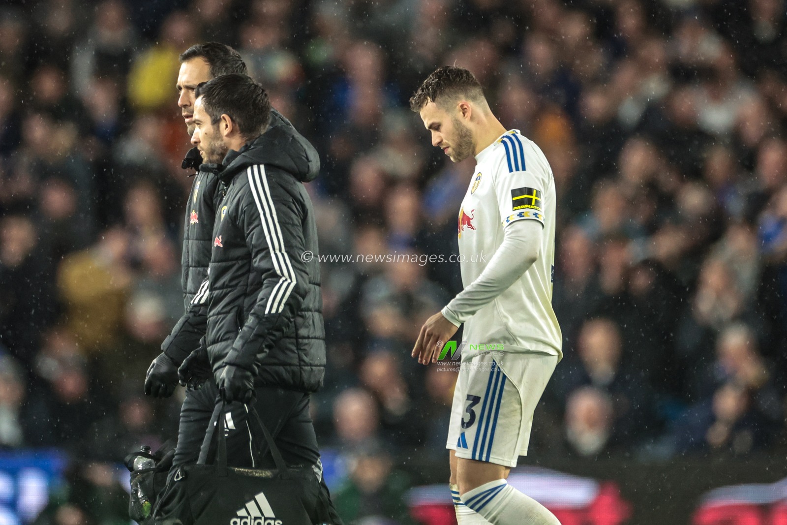 Gabriel Gudmundsson of Leeds United is substituted off with an injury during the Premier League match Leeds United vs West Ham United at Elland Road, Leeds, United Kingdom, 24th October 2025

(Photo by Mark Cosgrove/News Images)