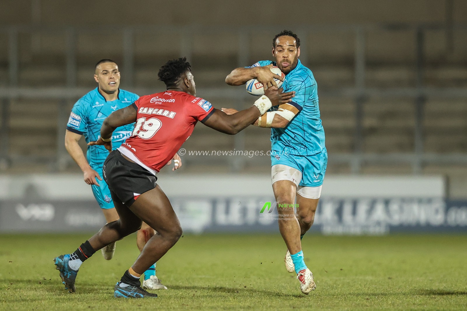 Leroy Cudjoe of Huddersfield Giants and Justin Sangare of Salford Red Devils battle for the ball during the Betfred Super League Round 5 match Salford Red Devils vs Huddersfield Giants at Salford Community Stadium, Eccles, United Kingdom, 20th March 2025

(Photo by Alfie Cosgrove/News Images)