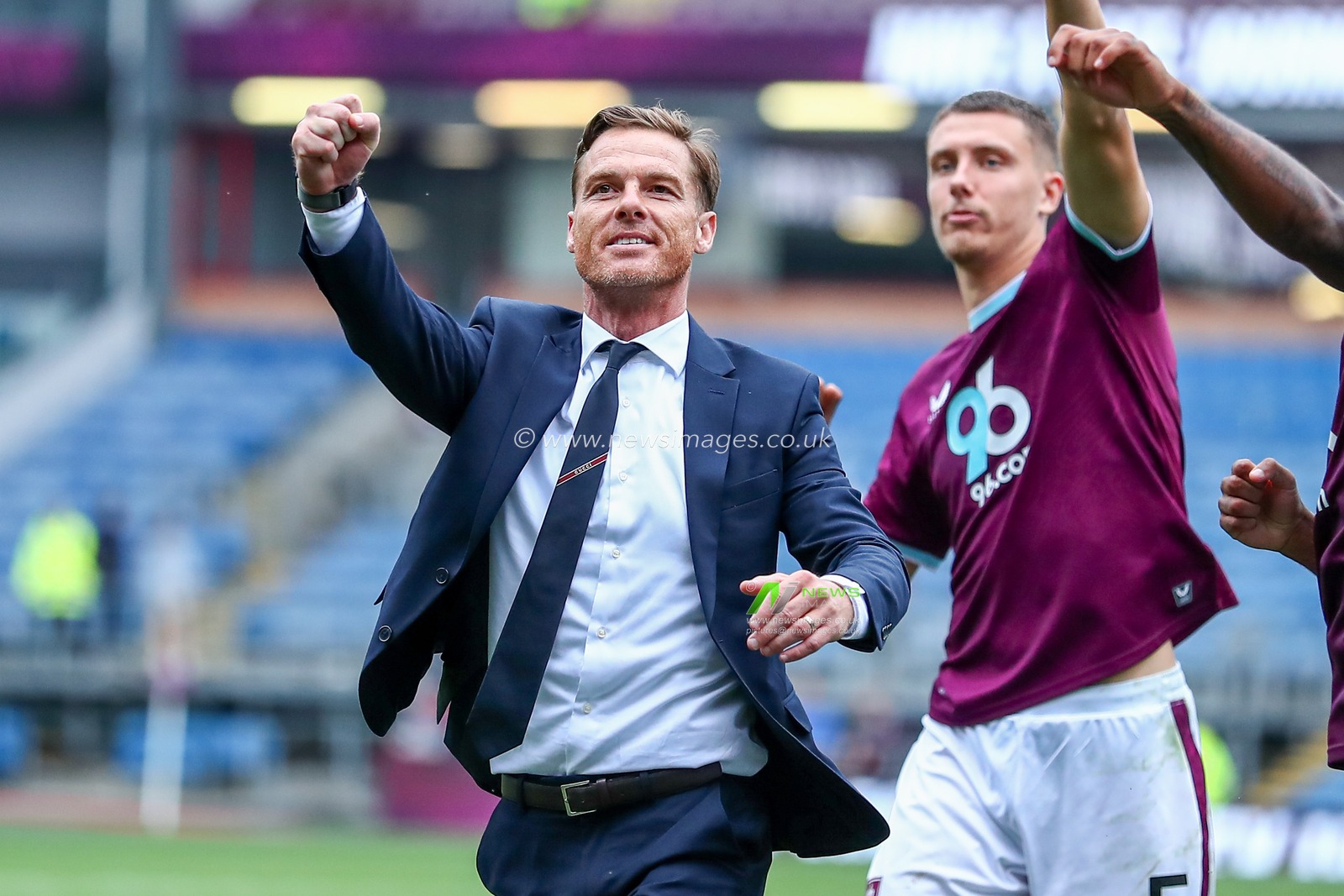 Scott Parker manager of Burnley celebrates after the Premier League match Burnley vs Sunderland at Turf Moor, Burnley, United Kingdom, 23rd August 2025

(Photo by Jorge Horsted/News Images)