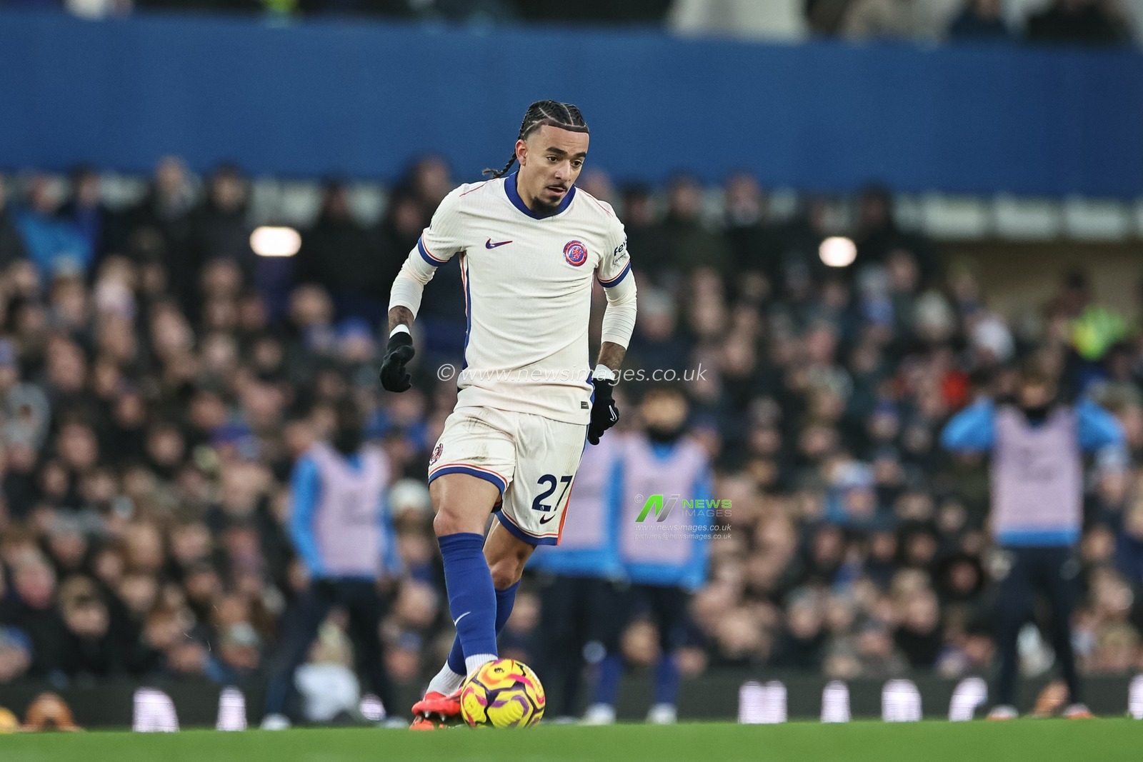 dMalo Gusto of Chelsea breaks with the ball uring the Premier League match Everton vs Chelsea at Goodison Park, Liverpool, United Kingdom, 22nd December 2024

(Photo by Mark Cosgrove/News Images)