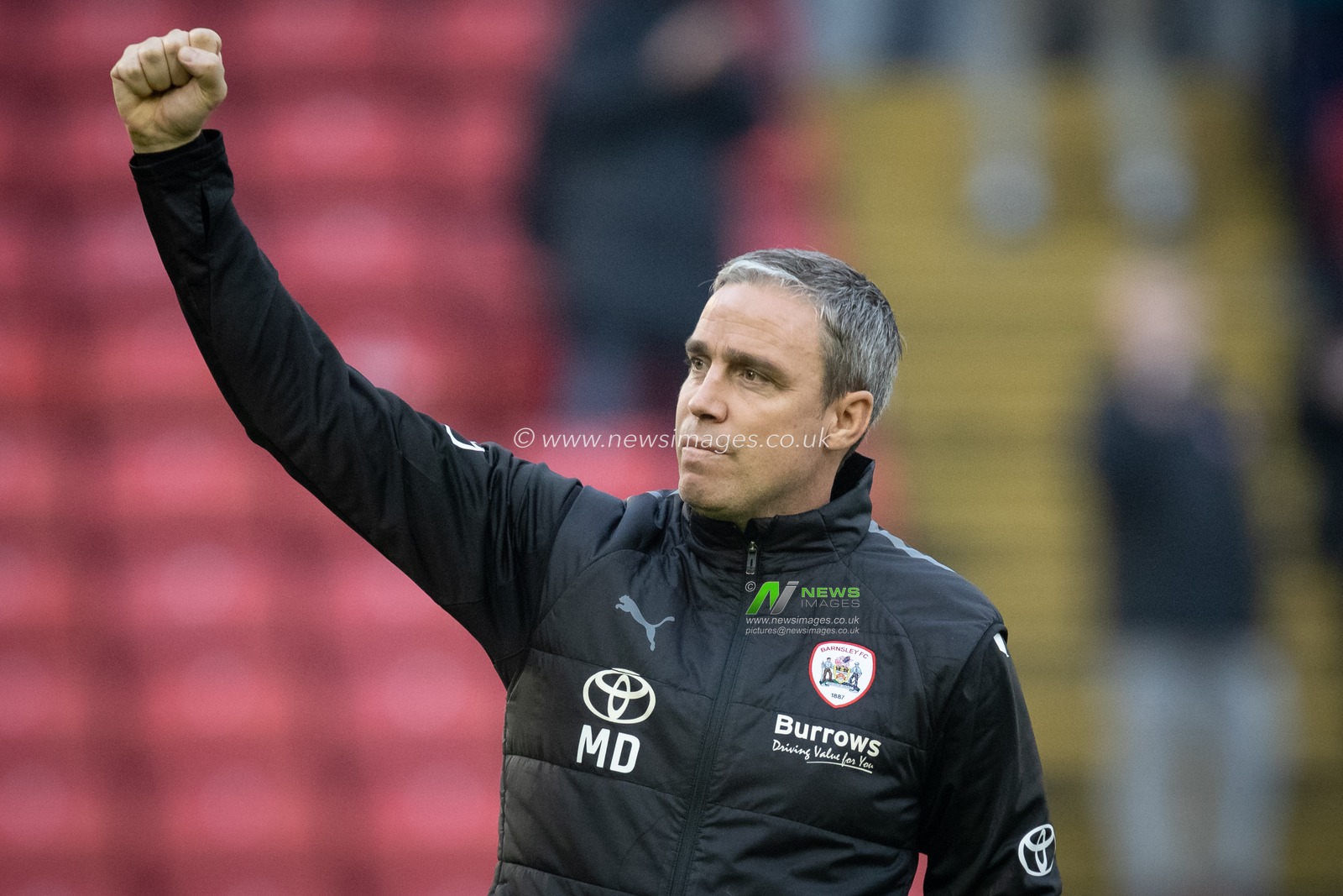 Michael Duff Head coach of Barnsley celebrates with the supporters after the Sky Bet League 1 match Barnsley vs Forest Green Rovers at Oakwell, Barnsley, United Kingdom, 29th October 2022

(Photo by James Heaton/News Images)