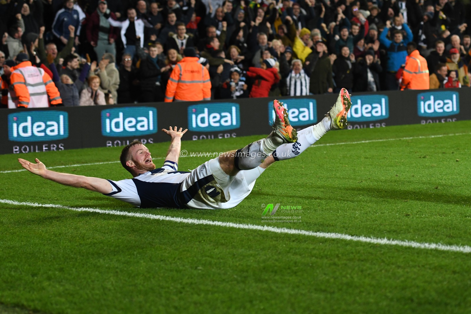 29th December 2018, The Hawthorns, West Bromwich, England; Sky Bet Championship, West Bromwich Albion vs Sheffield Wednesday ; Chris Brunt (11) of West Bromwich Albion with the equalizer to make it 1-1


Credit: Gareth Dalley/News Images

English Football League images are subject to DataCo Licence