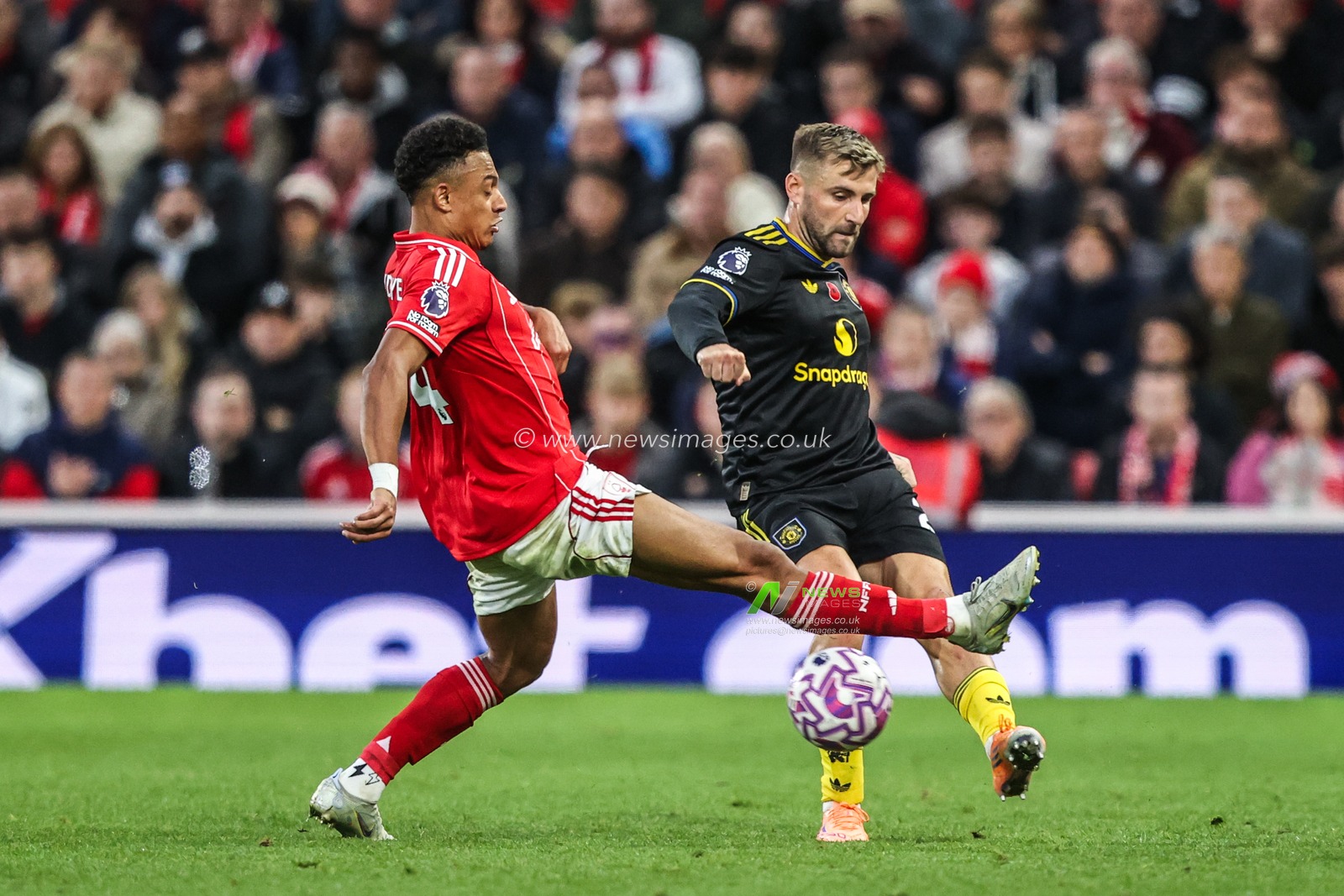 Luke Shaw of Manchester United passes the ball under pressure from Dan Ndoye of Nottingham Forest during the Premier League match Nottingham Forest vs Manchester United at City Ground, Nottingham, United Kingdom, 1st November 2025

(Photo by Alfie Cosgrove/News Images)

*** GER AUT SUI OUT ***
