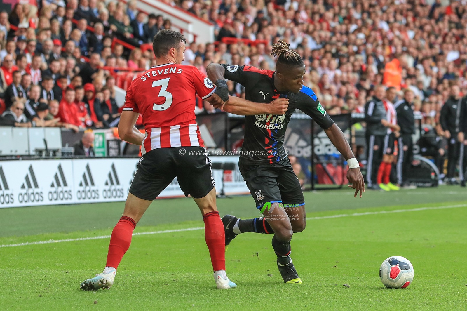 18th August 2019 , Bramall Lane, Sheffield, England; Premier League Football, Sheffield United vs Crystal Palace ; Wilfried Zaha (11) of Crystal Palace dribbles past Enda Stevens (3) of Sheffield United 


Credit: Mark Cosgrove/News Images

English Football League images are subject to DataCo Licence