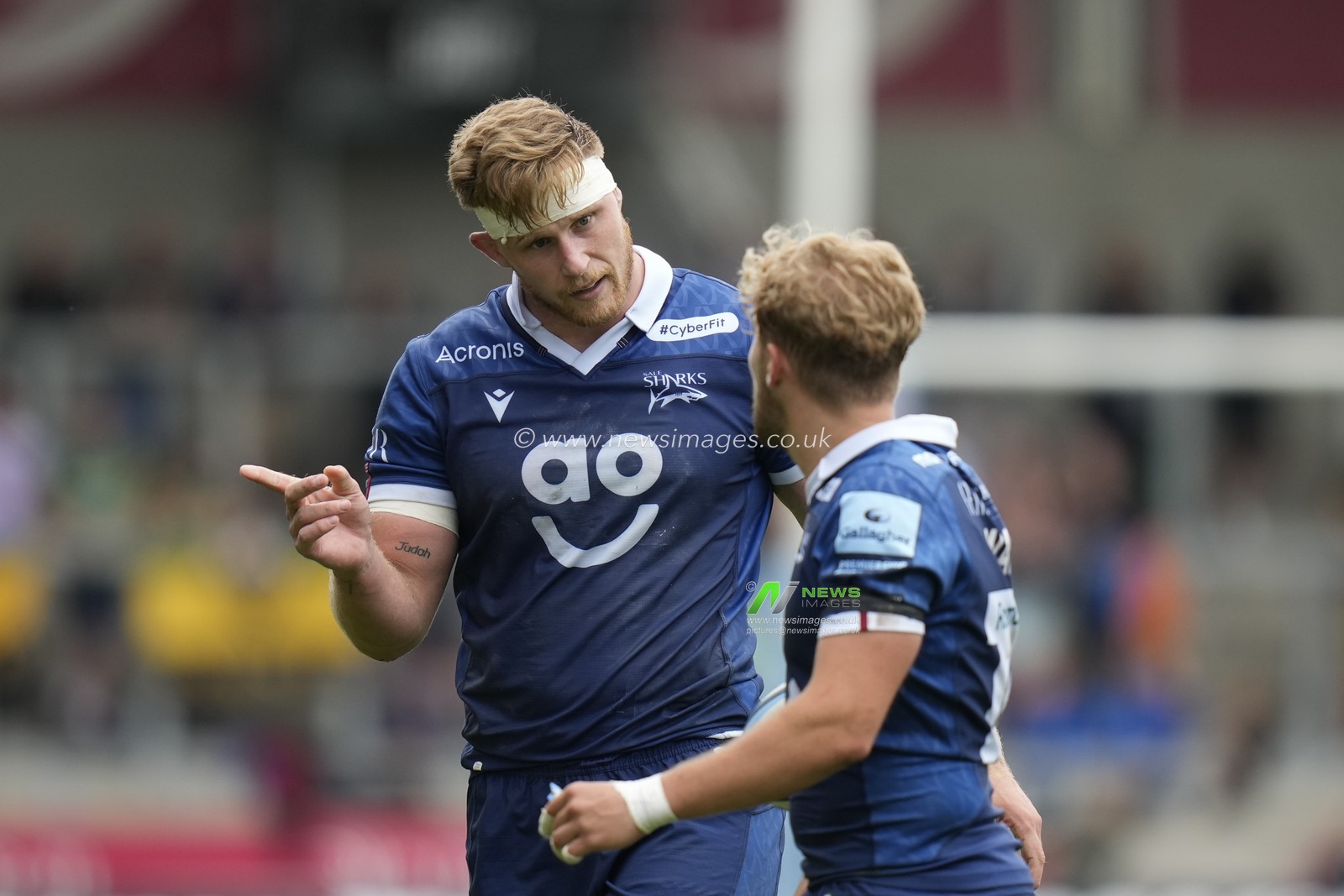 Sale Sharks Dan Du Preez explains to Gus Warr during the Gallagher Premiership match Sale Sharks vs Northampton Saints at AJ Bell Stadium, Eccles, United Kingdom, 11th September 2022

(Photo by Steve Flynn/News Images)