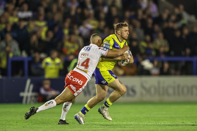 Sam Powell of Warrington Wolves is tackled by Moses Mbye of St. Helens during the Betfred Super League Round 9 match Warrington Wolves vs St Helens at Halliwell Jones Stadium, Warrington, United Kingdom, 24th April 2025

(Photo by Alfie Cosgrove/News Images)