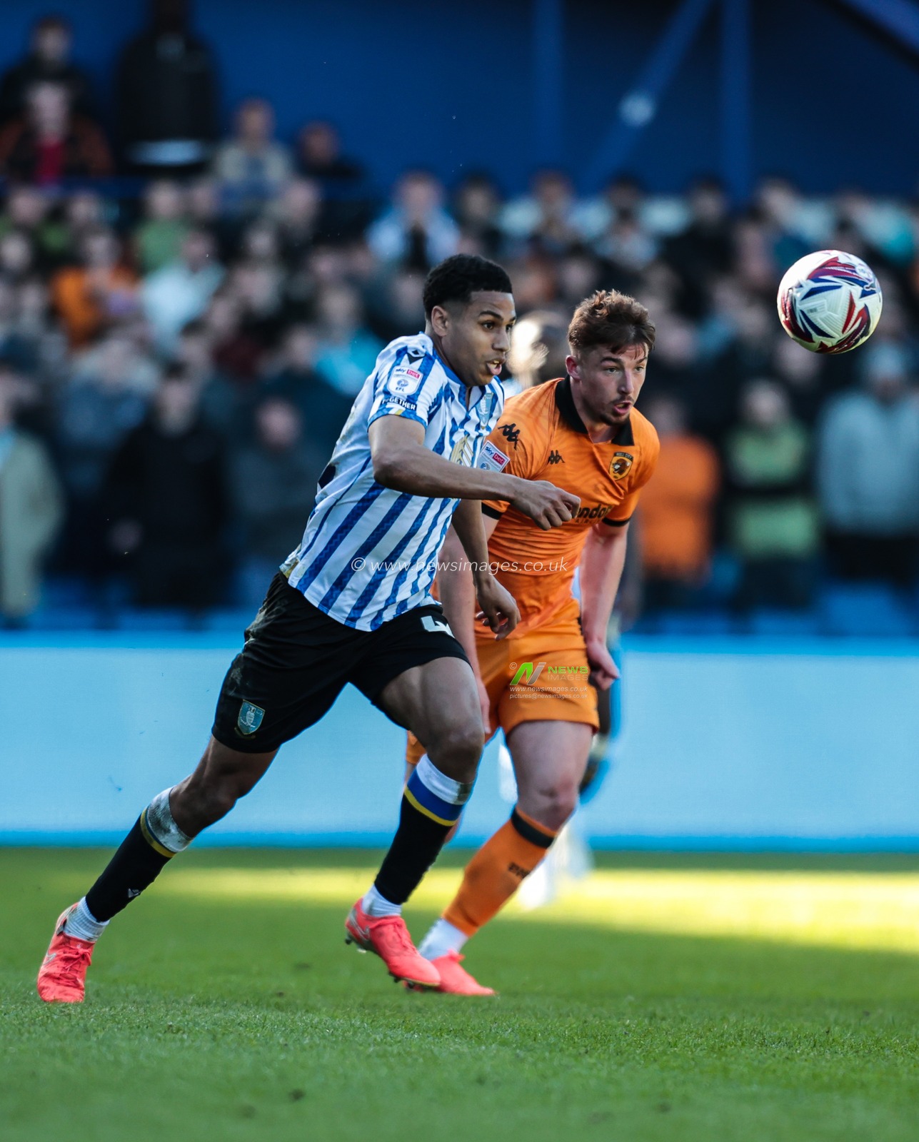 Shea Charles of Sheffield Wednesday makes a run with the ball during the Sky Bet Championship match Sheffield Wednesday vs Hull City at Hillsborough, Sheffield, United Kingdom, 5th April 2025

(Photo by Richard Bierton/News Images)