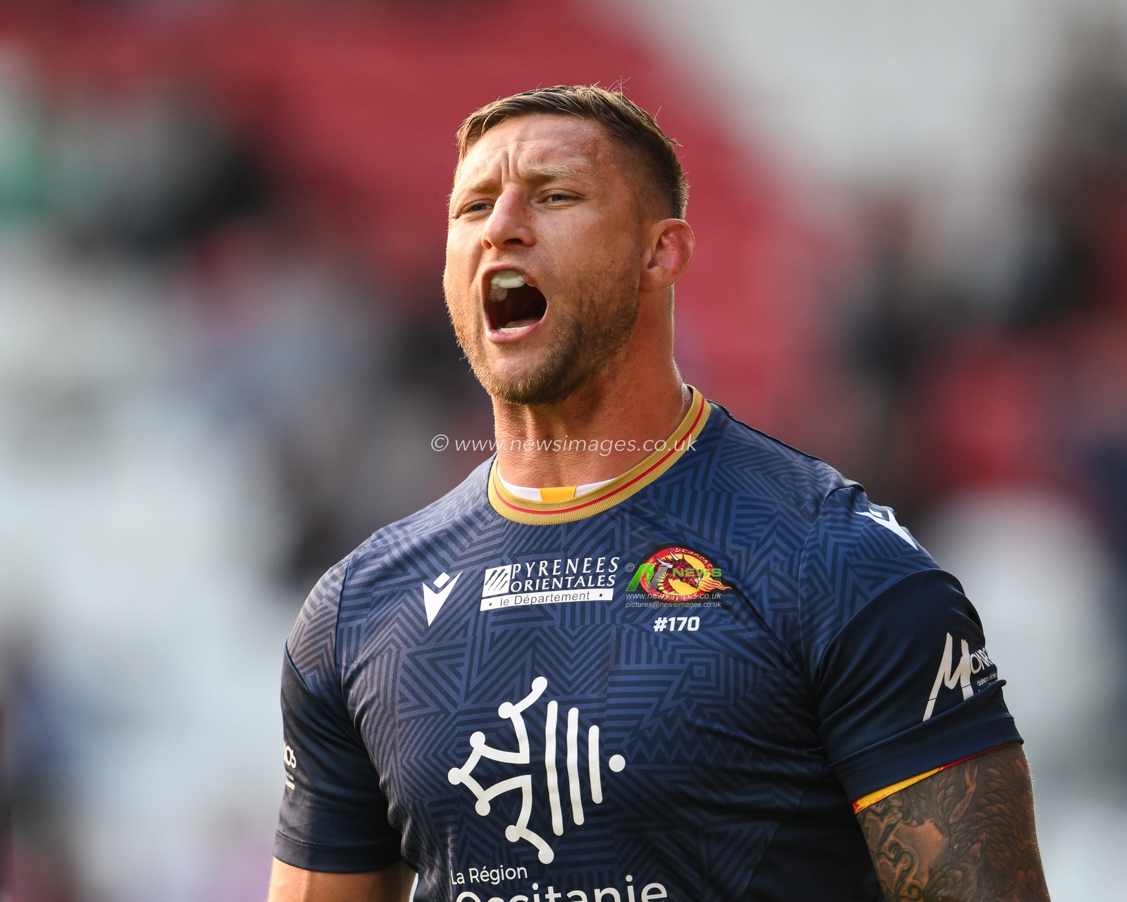Tariq Sims of Catalan Dragons gives his team instructions during pre match warm up ahead of the Betfred Super League Round 13 match St Helens vs Catalans Dragons at Totally Wicked Stadium, St Helens, United Kingdom, 31st May 2024

(Photo by Craig Thomas/News Images)