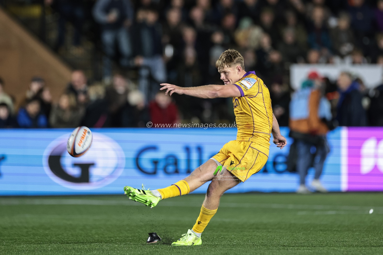 Fin Smith of Northampton Saints converts for a goal during the Gallagher Premiership match Newcastle Red Bulls vs Northampton Saints at Kingston Park, Newcastle, United Kingdom, 17th October 2025

(Photo by Mark Cosgrove/News Images)