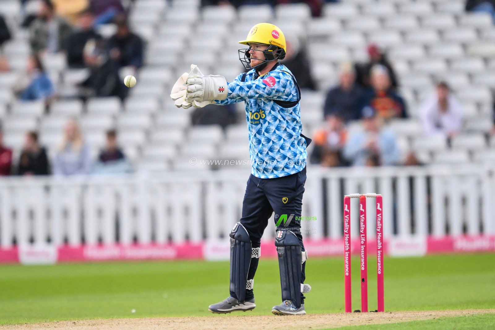 Alex Davies of Birmingham Bears receives the ball during the Vitality Blast match Birmingham Bears vs Lancashire Lightning at Edgbaston, Birmingham, United Kingdom, 14th June 2024

(Photo by Craig Thomas/News Images)