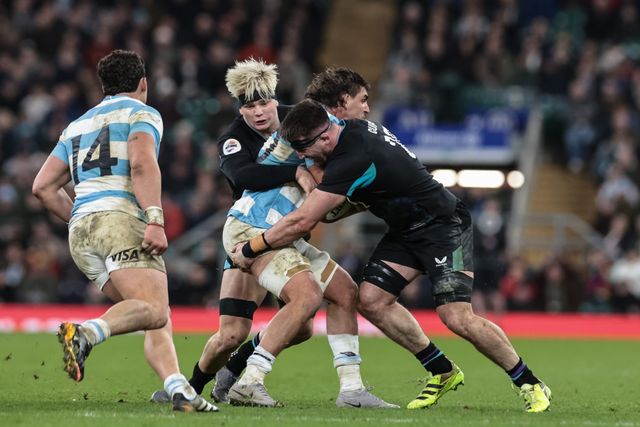 Pablo Matera of Argentina is tackled by Henry Pollock of England and Alex Mitchel of England during the Quilter Nations Series 2025 match England vs Argentina at Allianz Stadium, Twickenham, United Kingdom, 23rd November 2025

(Photo by Mark Cosgrove/News Images)

*** GER AUT SUI OUT ***