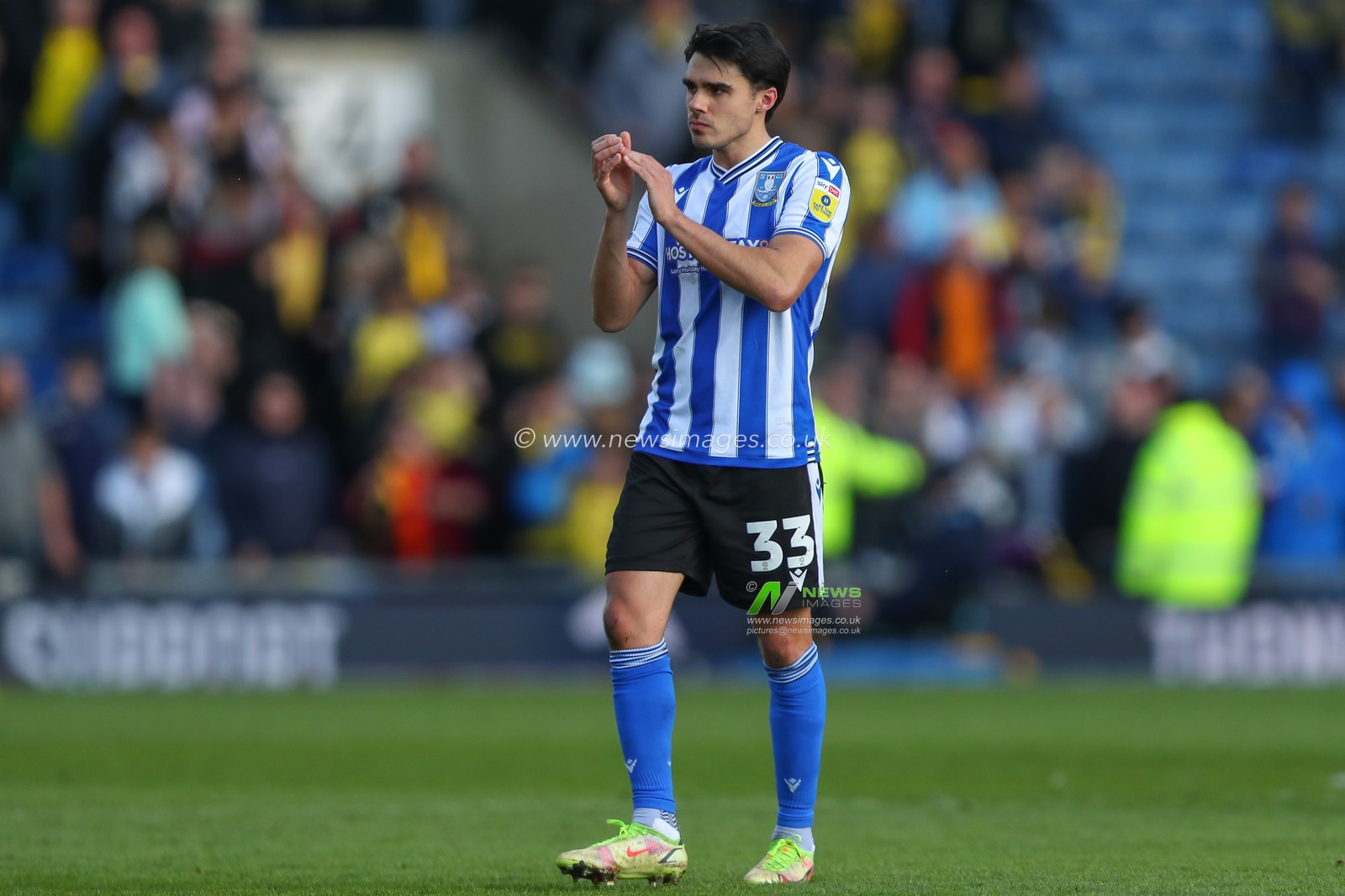 Reece James #33 of Sheffield Wednesday applauds the travelling fans after the Sky Bet League 1 match Oxford United vs Sheffield Wednesday at Kassam Stadium, Oxford, United Kingdom, 7th April 2023

(Photo by Gareth Evans/News Images)